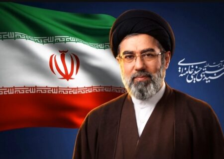 ولی امر مسلمین، خلف صالح امام شهید، آیت‌الله سید مجتبی حسینی خامنه‌ای به عنوان سومین رهبر جمهوری اسلامی ایران معرفی شدند